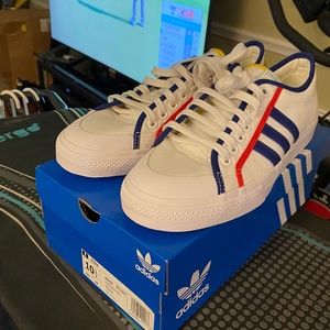 MUST GO!!!  BRAND NEW! Mens adidas NIZZA 10 1/2 WHITE / VICTORY BLUE/ RED